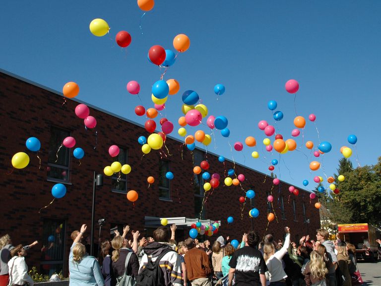 albertinen-schule-feier-vor-gebaeude-luftballons albertinen-schule-feier-vor-gebaeude-luftballons