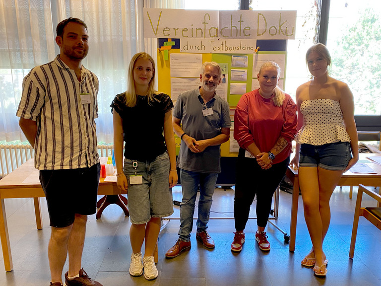 Projektgruppe der Zukunftswerkstatt Pflege vor ihrer Präsentation zur vereinfachten Pflegedokumentation mit Textbausteinen. Projektgruppe der Zukunftswerkstatt Pflege vor ihrer Präsentation zur vereinfachten Pflegedokumentation mit Textbausteinen.