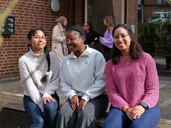 Pflegeschülerinnen der Albertinen Schule gemeinsam vor dem Schulgebäude Pflegeschülerinnen der Albertinen Schule gemeinsam vor dem Schulgebäude